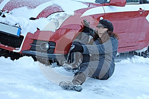 A woman slipped in winter and fell in front of a car