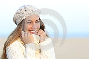 Una donna sorriso perfetto denti bianchi inverno 