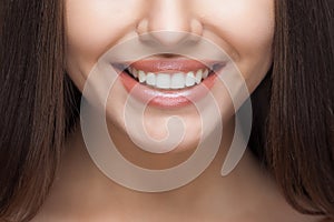 Žena úsměv. zuby bělicí prostředek. zubní péče 