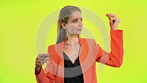 Woman snapping hand do 10 magic snap in yellow space studio