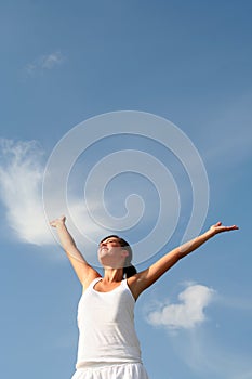 Žena šírenia ramená na nebo 