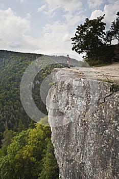 Žena stojaca na veľkej skale