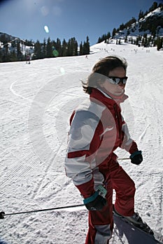 Eine Frau anhalten auf der skifahren 