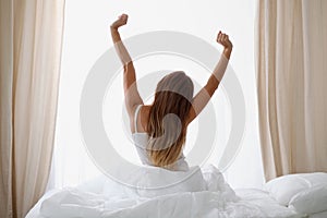 Una donna allungamento un letto dopo svegliarsi su, iscrizione Contento un rilassato dopo Bene notte Indietro. dolce sogni 