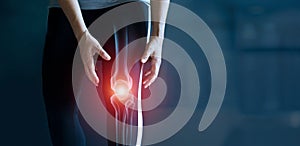 Una mujer sufrimiento dolor en rodilla lesión a artrosis tendón problemas a articulación inflamación sobre el oscuro 