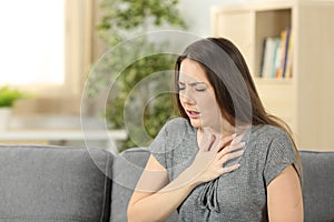 Una mujer sufrimiento respiración problemas 
