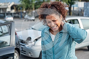 Una donna sofferenza frustata dopo Cattivo automobili su 