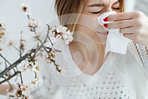 A woman suffers from allergies during the flowering period.