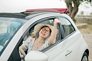 Žena v lete klobúk vodič držanie auto riadenie jej nový auto a kúpiť 