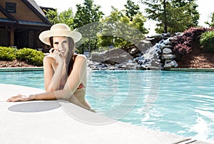 Woman with sunhat at pool