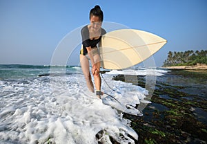 Woman surfer got knee injury photo