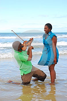Žena překvapen podle pláž hudebník 