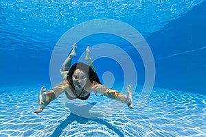 Woman swimming underwater img