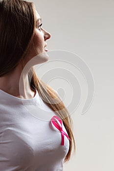 Žena v růžový rakovina stuha na šedá 