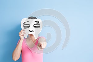 Woman take confuse tooth