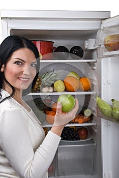 Una mujer llevar verde manzana refrigerador 