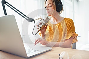 Woman talk into microphone on table