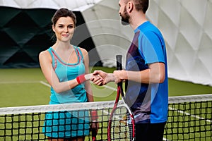 Una mujer tenis jugador su entrenador 