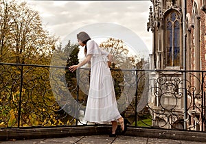 Una donna terrazza castello 