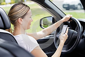 woman texting while driving