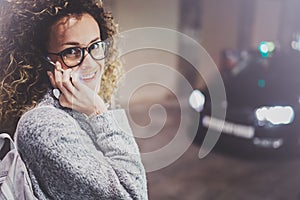 Una donna turista logorante occhio occhiali professione servizio secondo cellula telefono mentre è un piedi sul strade notte 