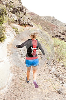 Una donna marciapiede correre montagne 