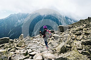 Žena cestovateľ batoh sledovacie palice vrchol hory Mount Rysy