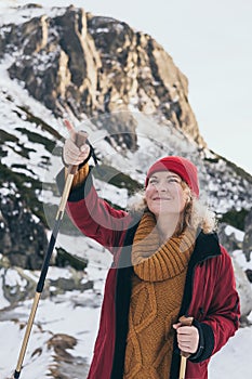 Žena trekking ve Vysokých Tatrách v zimě, Slovensko