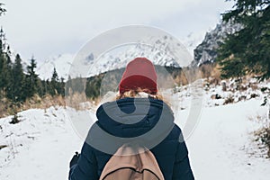 Žena na turistike vo Vysokých Tatrách v zime, Slovensko
