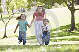 Una mujer dos joven correr 