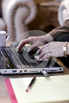 Una mujer escribiendo computadora portátil 