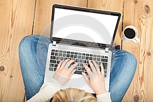 Žena psaní na přenosný počítač 