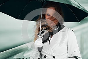 Krásný móda žena deštník v déšť 