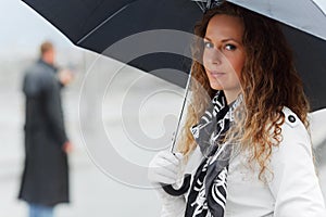 Šťastný móda žena deštník venkovní 