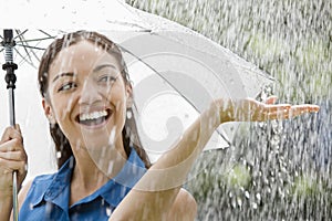 Una donna un ombrello la pioggia 