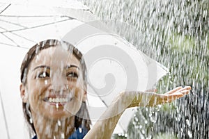 Una donna un ombrello la pioggia 