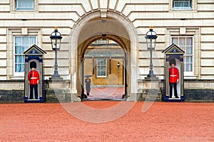 Buckingham palace entrance flanked by two guards