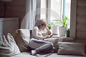 Una mujer decepcionado después lectura malo un mensaje sobre el teléfono sobre el 