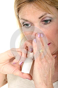 Una donna nasale mano 