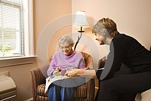 Una mujer visitando más viejo una mujer 