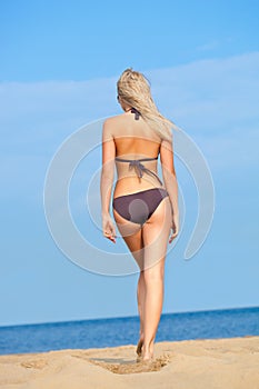 Una donna lontano sul Spiaggia 