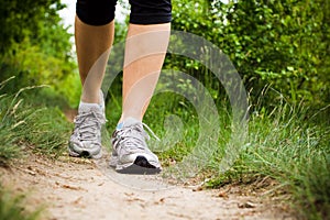 Una mujer en Bosque deporte calzado 