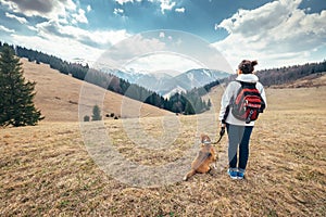 žena chodí so svojím psom bígl na jesennom horskom kopci