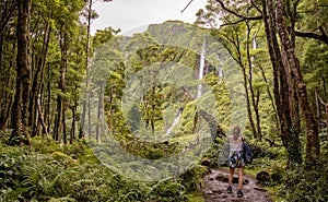 Una mujer sobre el cascada hacer isla, turismo 