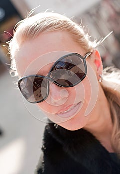 Woman wearing the big modern sunglasses.