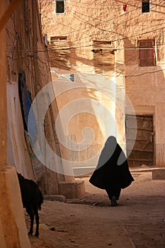 Una donna logorante nero velo 