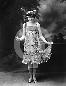 Žena nosenie klobúk ozdobený šaty 