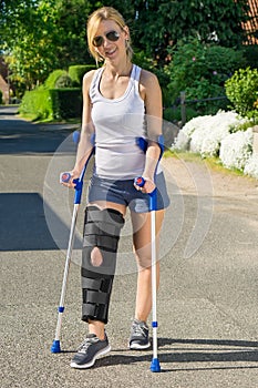 Woman wearing an orthopaedic leg brace