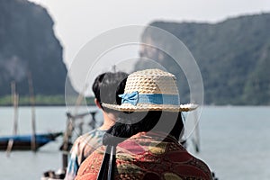 Woman wearing straw hat Go on an island vacation with family.