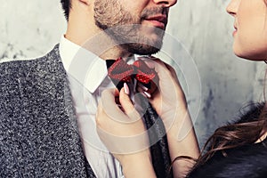 Žena nosia kravata na muž. príprava oslava 